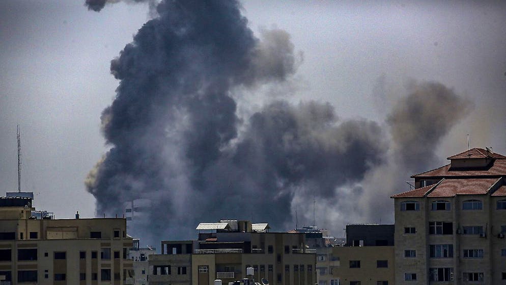 Il fumo che si innalza dopo un attacco aereo israeliano a Gaza (foto d'archivio)