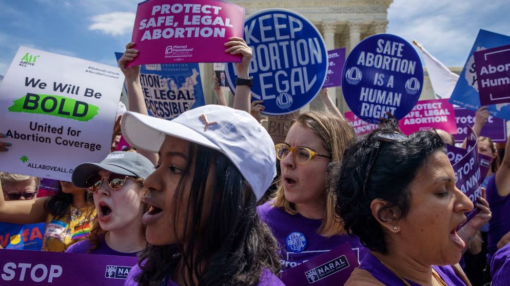 epa07590081 Pro-abortion rights activists protest at the Supreme Court in Washington, DC, USA, 21 May 2019. Nationwide protests have activists calling for reproductive freedom and a halt to new laws limiting abortion services. EPA/SHAWN THEW