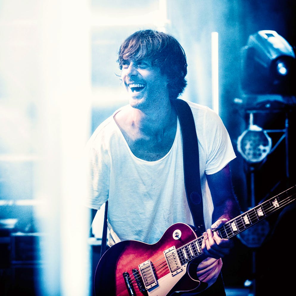 Sänger, Musiker und Songschreiber Adrian Stern wurde am 22. März 1975 geboren und wuchs in Baden auf. 2003 landete er mit «Ha nur welle wüsse» von seinem Solo-Debütalbum «Stern» auf Anhieb einen Radio-Hit.