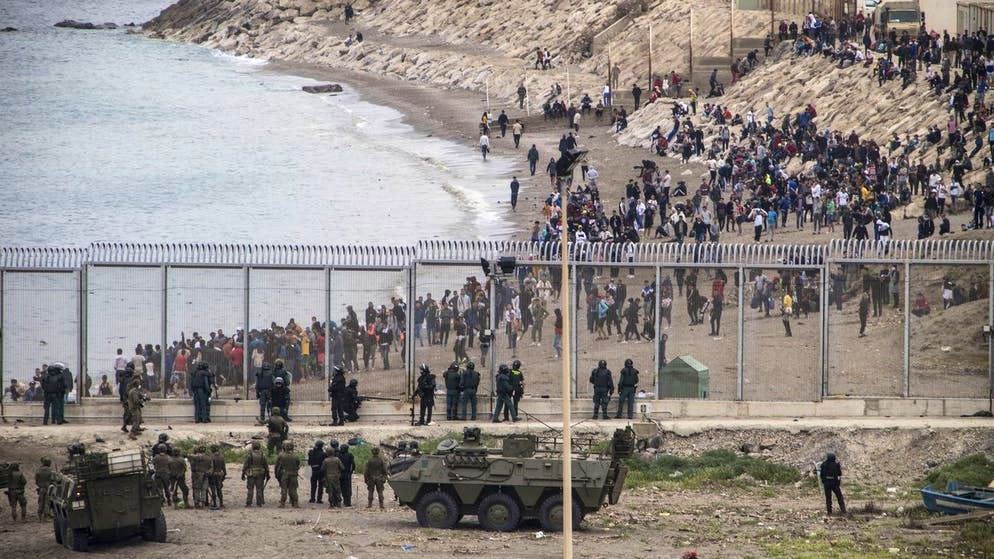 Die Grenze zwischen Marokko und Spanien heute Morgen: In Ceuta hat das spanische Militär Stellung bezogen. Die marokkanische Polizei kontrolliert den Strand nicht mehr – viele Flüchtende versuchen, nach Ceuta zu schwimmen.