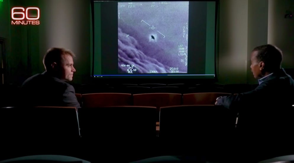 Einfach verblüfft: Ex-Pilot Ryan Graves (links) sieht sich mit CBS-Reporter Bill Whitaker seine UAP-Aufnahmen an.