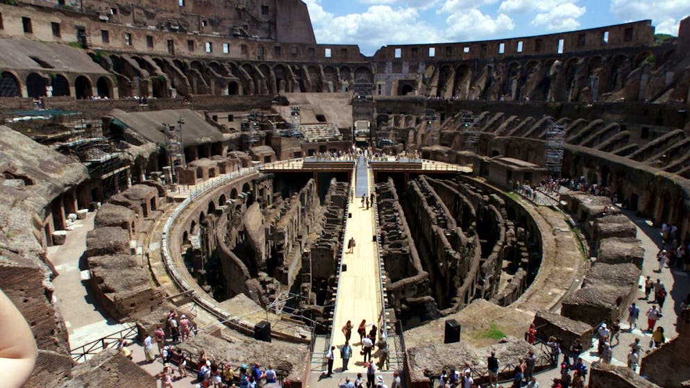 «Segno di grande inciviltà». Sfregio al Colosseo, un turista rischia il carcere e una maxi multa