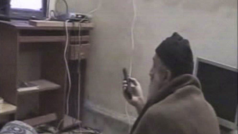 Una delle ultime foto di bin Laden mostra il terrorista nella sua casa sicura pochi giorni prima della sua morte, avvenuta il 2 maggio 2011. Ha vissuto fino a 54 anni.