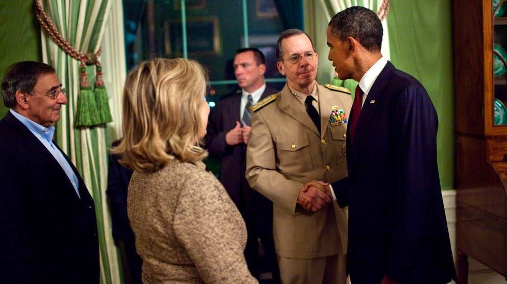 Il più grande nemico degli Stati Uniti è morto: Barack Obama stinge la mano all'ammiraglio Mike Mullen, sotto gli occhi del segretario di Stato Hillary Clinton. Il corpo di bin Laden viene portato via dal commando dei Seals. Sarà in seguito ...