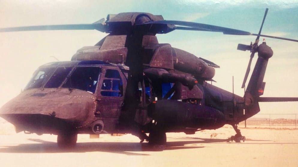 Due elicotteri all'avanguardia con capacità d'essere invisibili ai radar dovevano portare i soldati all'obiettivo, mentre due elicotteri Chinook stavano come supporto nelle retrovie. Il commando volò verso l'obiettivo con la copertura del buio, ...