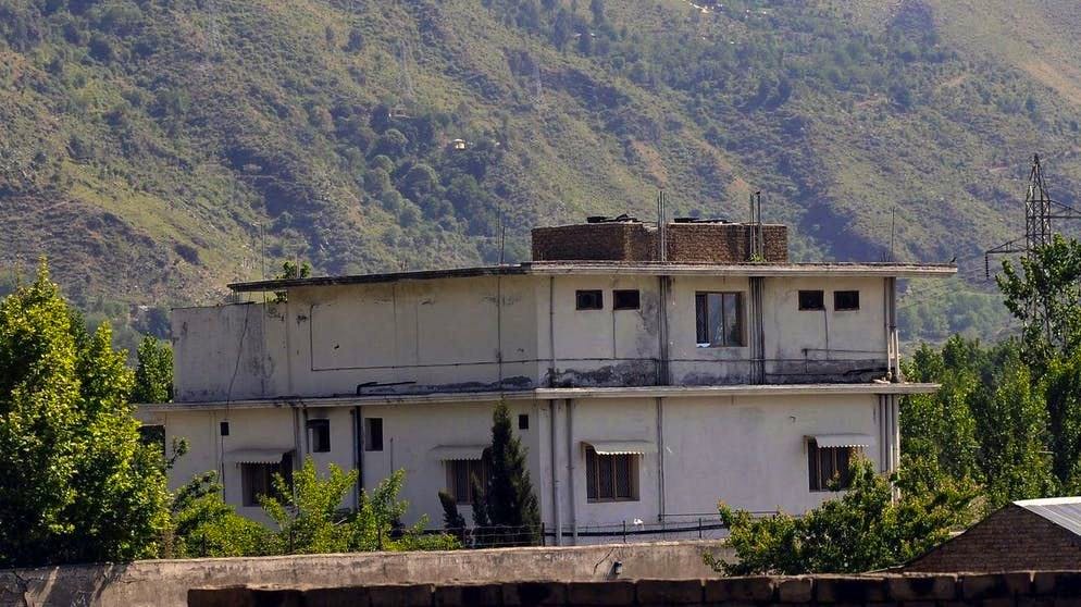 La CIA arrivò a bin Laden attraverso il suo corriere, il cui nome era Abu Ahmed al-Kuwaiti. La sua voce è stata identificata. Il suo luogo di residenza: questa casa ad Abbottabad, Pakistan.