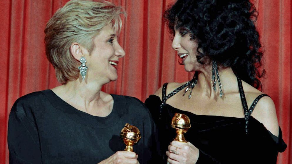 L'attrice Olympia Dukakis (a sinistra nella foto), che vinse un Oscar nel 1987 per il suo ruolo della madre di Cher nella commedia "Moonstruck", è morta a New York all'età di 89 anni.