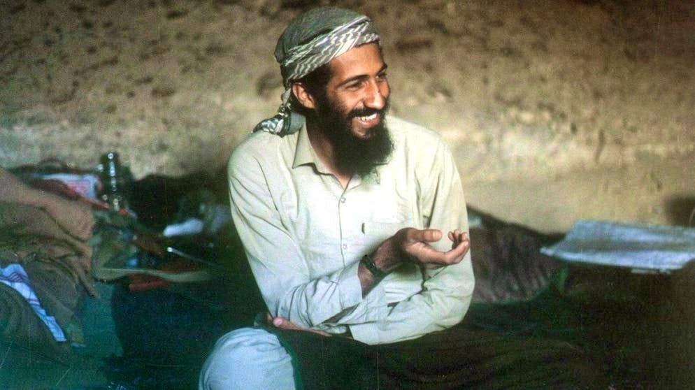 Osama bin Laden in una foto scattata in Afghanistan nel 1988 - ha fondato l'organizzazione terroristica Al Qaeda ed è responsabile degli attacchi dell'11 settembre 2001 alle Torri gemelle di New York. Da allora, è in fuga dalla vendetta dello zio Sam. Per anni, è stato in grado di ...