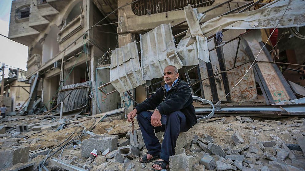 dpatopbilder – Ein Palästinenser inspiziert einen beschädigten Ort nach israelischen Luftangriffen. Foto: Mohammed Talatene/dpa