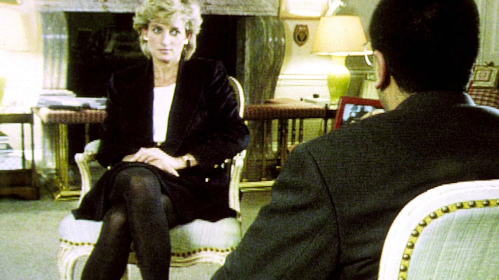 Prinzessin Diana im vierstündigen TV-Gespräch mit dem  BBC-Reporter Martin Bashir.