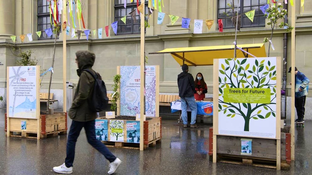 Una bancarella sulla piazza della stazione di Berna (keystone)