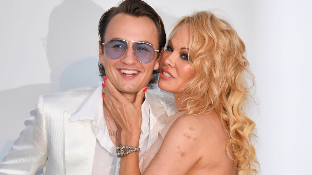 Hollywoods Blitz-Ehen. Pamela Anderson an einer Gala in Frankreich 2019 mit ihrem Sohn Brandon. An Weihnachten 2021 heiratete sie nochmals – und zwar ihren Bodyguard Dan Hayhurst. Davon gibt es kein offizielles Foto. Wie heisst das Sprichwort? Ah ja: Die Hoffnung stirbt zuletzt.