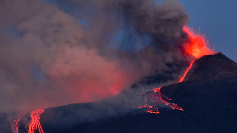 Spettacolare eruzione la notte scorsa sull'Etna. Immagine d'archivio di un fenomeno registrato il 21 febbraio scorso.