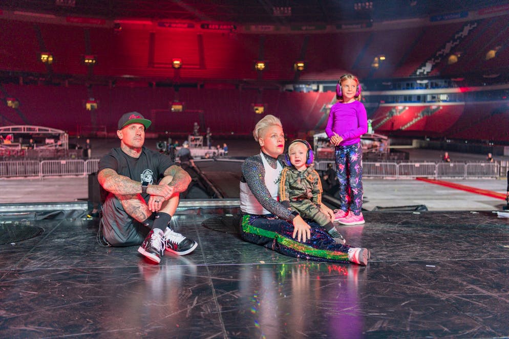 Sängerin Pink mit ihrem Mann Carey Hart und den Kinder Willow (r) und Jameson, in einer Szene der Amazon-Doku «P!nk: All I Know So Far».