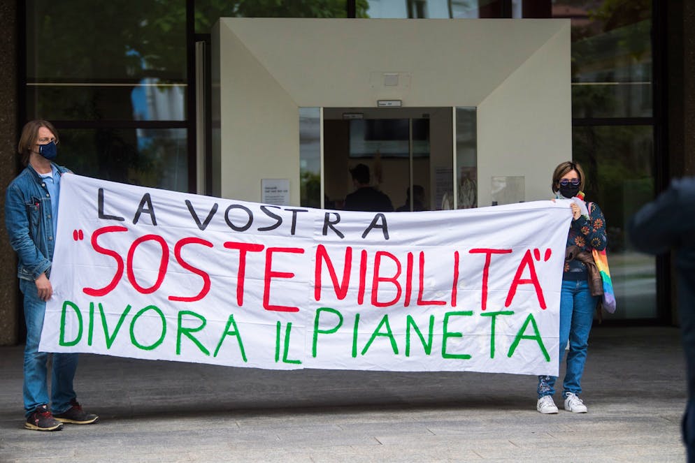 Bellinzona: sciopero per il futuro, presidio MPS davanti a BancaStato. Nella foto,un momento della manifestazione davanti alla Banca dello Stato di Bellinzona. © Ti-Press / Samuel Golay