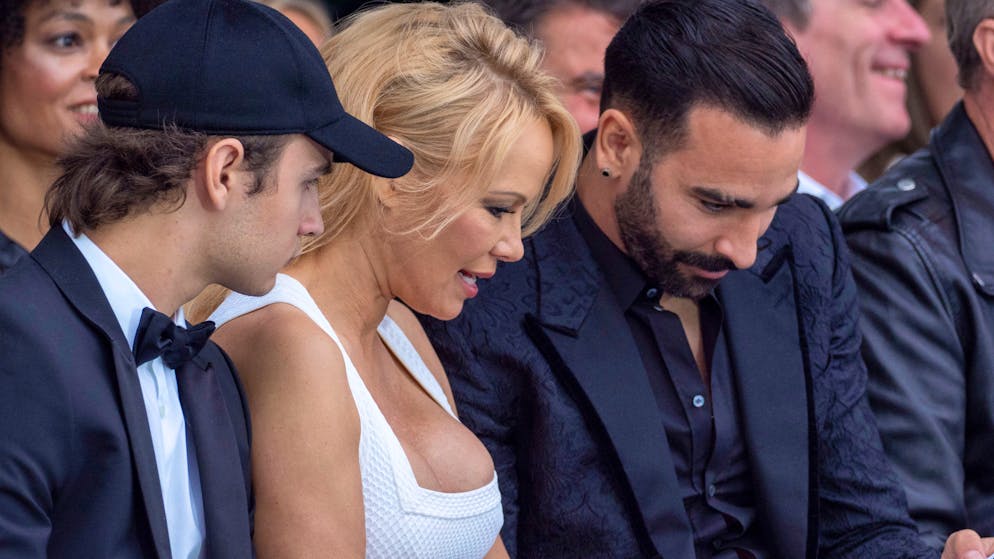 Hollywoods Blitz-Ehen. Pamela Anderson mit Sohn Brandon Thomas Lee (l) und ihrem Freund, dem französischen Nationalspieler Adil Ramil. Mit ihm war die Kanadierin von 2016 bis 2019 liiert.