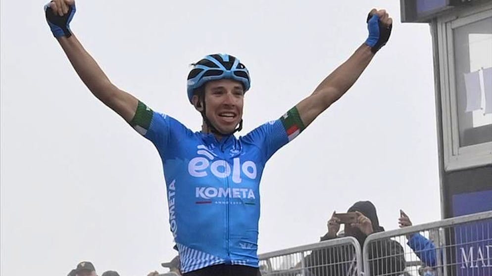 Lorenzo Fortunato alza le mani all'arrivo.