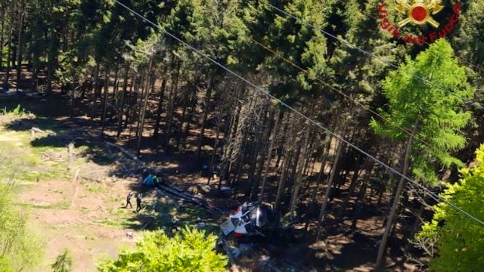 Un'immagine della cabina schiantata al suolo fornita dai Vigili del fuoco italiani.