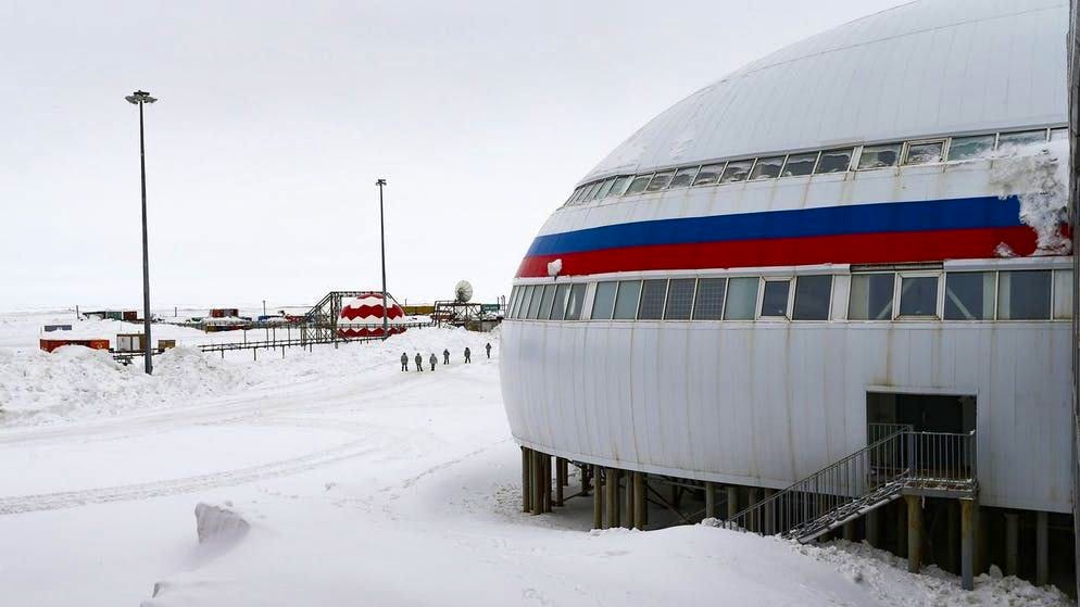 La base militare Nagurskaya è la presenza più settentrionale della Russia, a poco più di 1000 chilometri a sud del Polo Nord.