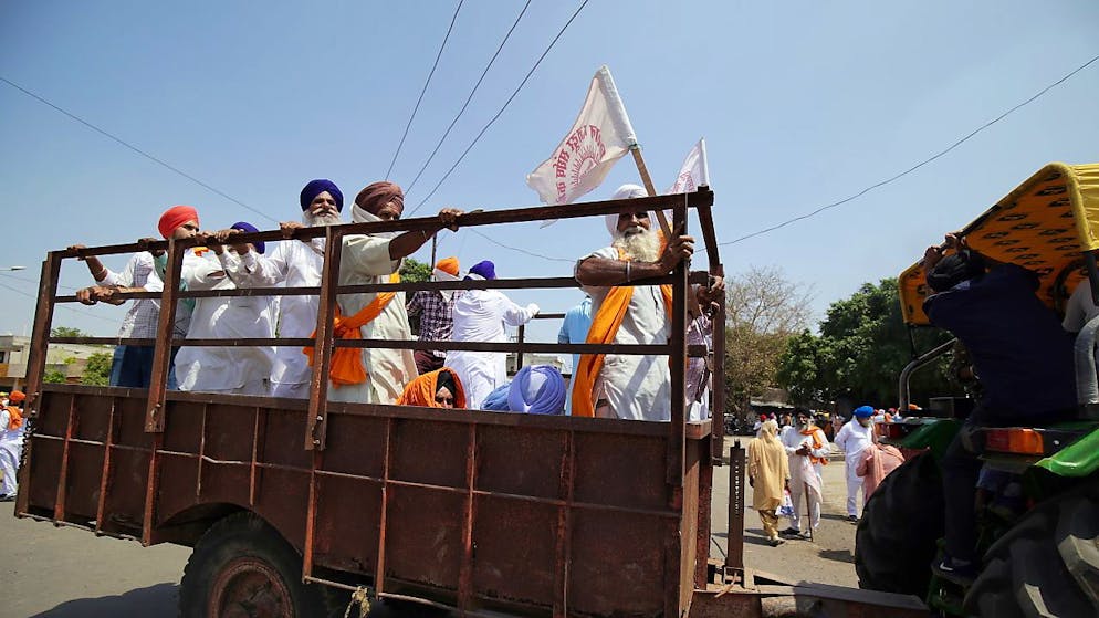 Migliaia di contadini sono in movimento verso Delhi dagli stati dell'Haryana e del Punjab per partecipare a quello che è stato definito come il "Black Day", Giorno Nero, il prossimo 26 maggio.