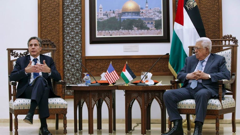 Il segretario di Stato americano Antony Blinken, al termine di un lungo colloquio con il presidente palestinese Abu Mazen (a destra), ha spiegato di essere a Ramallah "per sottolineare l'impegno del governo degli Usa alle relazioni con l'Autorità nazionale palestinese".
