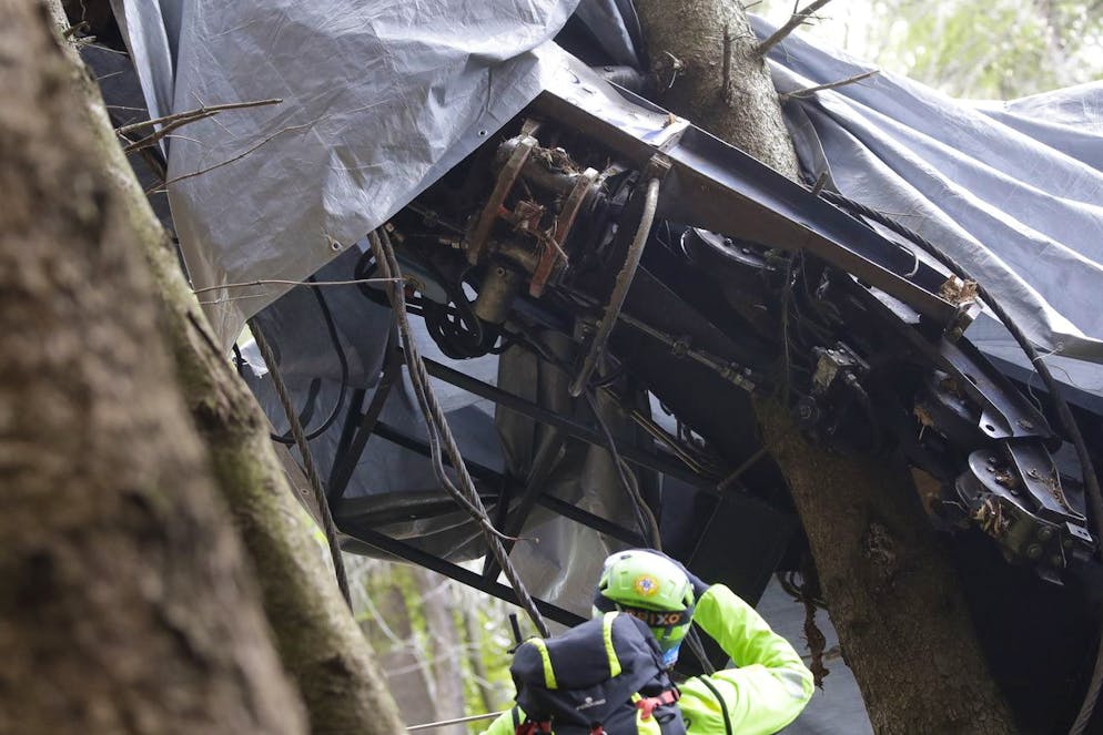 Un soccorritore scatta una foto alla cosiddetta «forchetta» che è stata posizionata su un freno di emergenza.