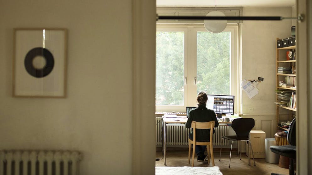 ARCHIVBILD ZUR GEPLANTEN AUFHEBUNG DER HOMEOFFICE-PFLICHT AB AB 31. MAI 2021 BEI REGELMAESSIGEM TESTEN - Eine Frau arbeitet an ihrem Arbeitsplatz im Homeoffice, fotografiert am 22. Januar 2021 in Aarau. (KEYSTONE/Christian Beutler)