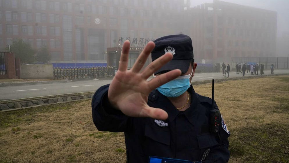 Ein Sicherheitsbeamter Anfang des Jahres  vor dem Virologischen Institut im chinesischen Wuhan. (Archiv)