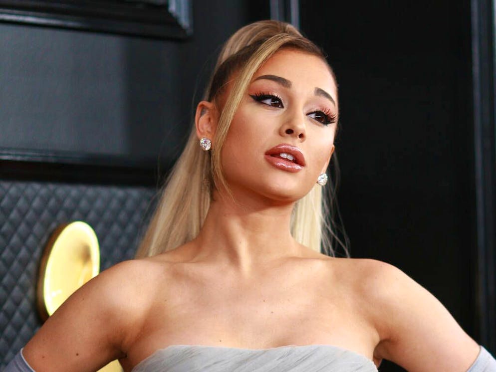 Ariana Grande posta le foto del matrimonio con Dalton Gomez