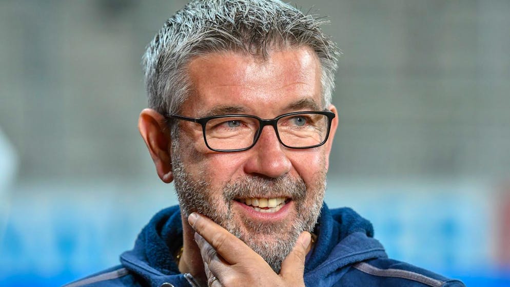 01.10.2018, Bayern, Ingolstadt: Fußball: 2. Bundesliga, FC Ingolstadt 04 - 1. FC Union Berlin, 8. Spieltag im Audi Sportpark. Trainer Urs Fischer von Berlin steht vor dem Spiel im Stadion. Foto: Armin Weigel/dpa - WICHTIGER HINWEIS: Gemäß den Vorgaben der DFL Deutsche Fußball Liga bzw. des DFB Deutscher Fußball-Bund ist es untersagt, in dem Stadion und/oder vom Spiel angefertigte Fotoaufnahmen in Form von Sequenzbildern und/oder videoähnlichen Fotostrecken zu verwerten bzw. verwerten zu lassen. +++ dpa-Bildfunk +++ (KEYSTONE/DPA/Armin Weigel)