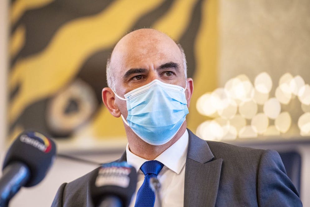 Bundesrat Alain Berset bei der Medienkonferenz im Urner Landratssaal in Altdorf, anlaesslich seines Besuchs im Kanton Uri waehrend der Coronapandemie, am Donnerstag, 27. Mai 2021, in Altdorf. (KEYSTONE/Urs Flueeler)