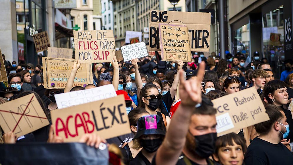 La manifestazione è stata indetta da una trentina di gruppi e associazioni.