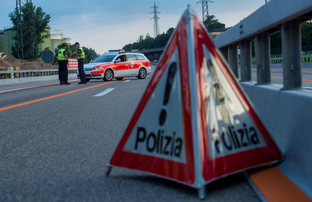 Mendrisio: esercitazione di polizia con simulazione di incidente sull'autostrada A2 all'altezza dello svincolo di Mendrisio. Nella foto un'auto della polizia cantonale blocca la corsia sud-nord dell'autostrada A2 prima dell'inizio dell'esercitazione. © Ti-Press / Gabriele Putzu