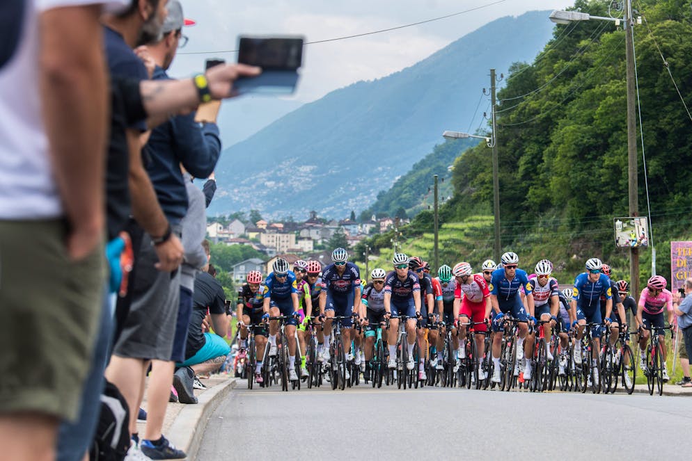 Un folto pubblico ha salutato il passaggio dei ciclisti.