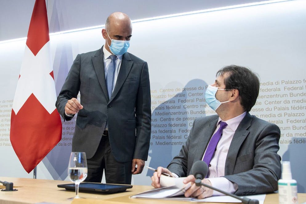 Bundesrat Alain Berset, links, und Bundesratssprecher Andre Simonazzi sprechen an einer Medienkonferenz ueber Covid 19 Massnahmen, am Mittwoch, 26. Mai 2021, in Bern. (KEYSTONE/Peter Schneider)