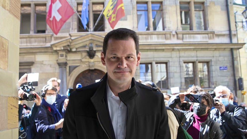 Le conseiller d'Etat demissionnaire Pierre Maudet, apres s'etre adresse au medias, quitte le lieu de la presentation des resultats du 2e tour du second tour de l'election complementaire du Conseil d'Etat genevois provoquee par la demission du conseiller d'Etat Pierre Maudet, ce dimanche 28 mars 2021 a Geneve. La Verte Fabienne Fischer devrait etre elue dimanche au Conseil d'Etat genevois lors du deuxieme tour de l'election complementaire. Selon des resultats provisoires, elle devance largement Pierre Maudet, le magistrat demissionnaire qui se presentait en independant. (KEYSTONE/Salvatore Di Nolfi)