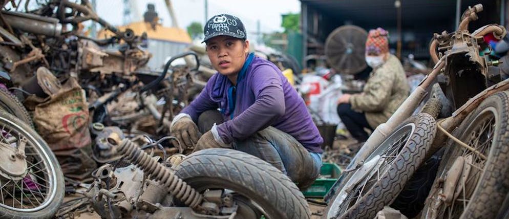 23.04.2021, Vietnam, Te Lo: Arbeiterinnen zerlegen und sortieren ausgediente Motorräder. Etwa 1000 Familien suchen hauptberuflich in rund 400 Recyclinghöfen nach wertvollem Altmetall zur Wiederverwendung und zum Verkauf.      (zu dpa 