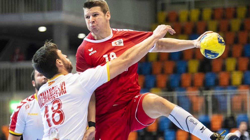 North Macedonia's Filip Kuzmanovski, left, fights for the ball against Switzerland's Dimitrij Kuettel, right, during the Men's European Championship qualification game between Switzerland and North Macedonia in Schaffhausen, Switzerland, Saturday, 7. November 2020. (KEYSTONE/Ennio Leanza).