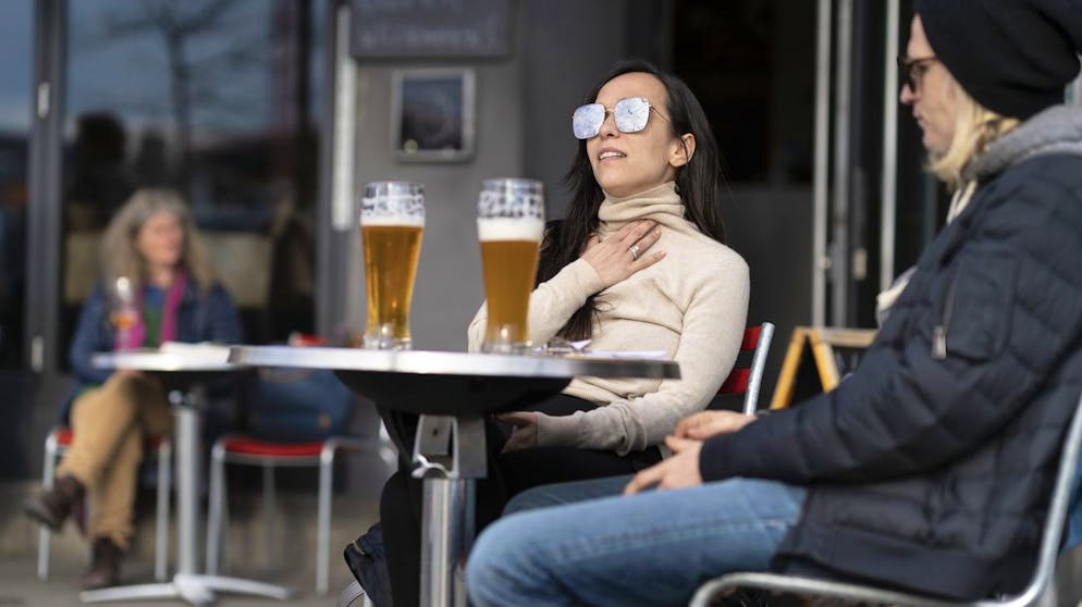 Gaeste sitzen auf der Terrasse der DADA Bar am Limmatquai am Montag, 19. April 2021 in Zuerich. Die Oeffnung der Terrassen und Aussenbereiche der Restaurants ist ab heute wieder erlaubt. (KEYSTONE/Gaetan Bally)
