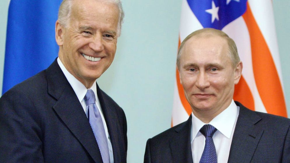 Joe Biden e Vladimir Putin in una foto del 2011, quando erano rispettivamente vicepresidente degli Stati Uniti e primo ministro russo.