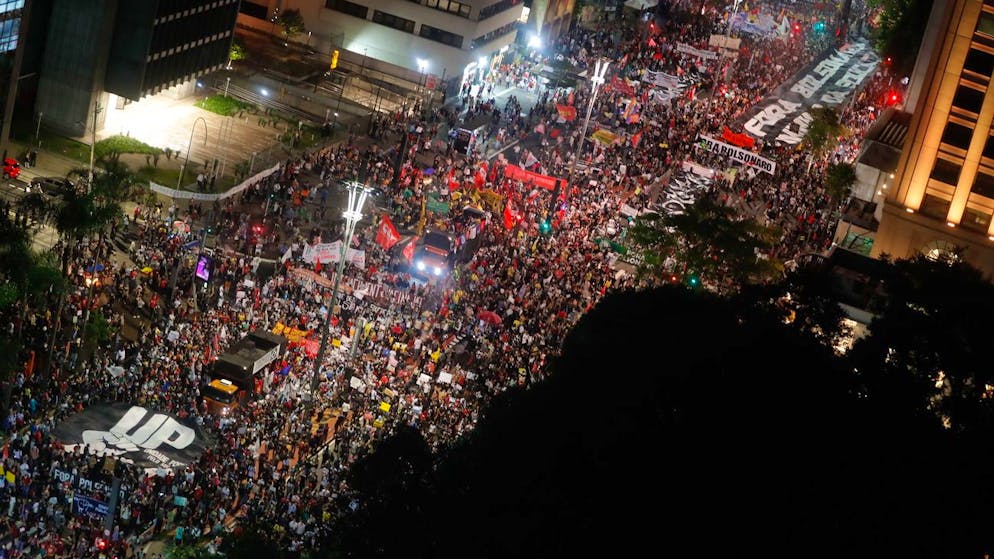 epa09236295 Citizens gather to protest against Brazilian President Jair Bolsonaro and his handling of the COVID-19 pandemic crisis, in Sao Paulo, Brazil, 29 May 2021. EPA/Fernando Bizerra