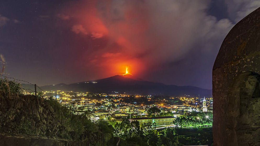 L'eruzione dell'Etna vista da Pedara, nella periferia di Catania.