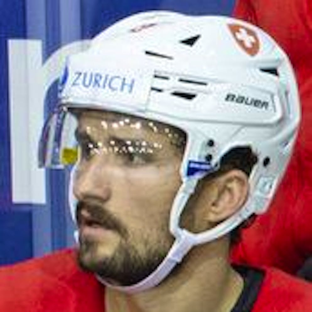 Patrick Fischer, head coach of Switzerland national ice hockey team, reacts behind his players forward Enzo Corvi #71, forward Gregory Hofmann #15, forward Sven Andrighetto #85 and forward Vincent Praplan, right, during the IIHF 2021 World Championship preliminary round game between Switzerland and Sweden, at the Olympic Sports Center, in Riga, Latvia, Tuesday, May 25, 2021. The game is played behind closed doors due to the coronavirus COVID-19 pandemic. (KEYSTONE/Salvatore Di Nolfi)