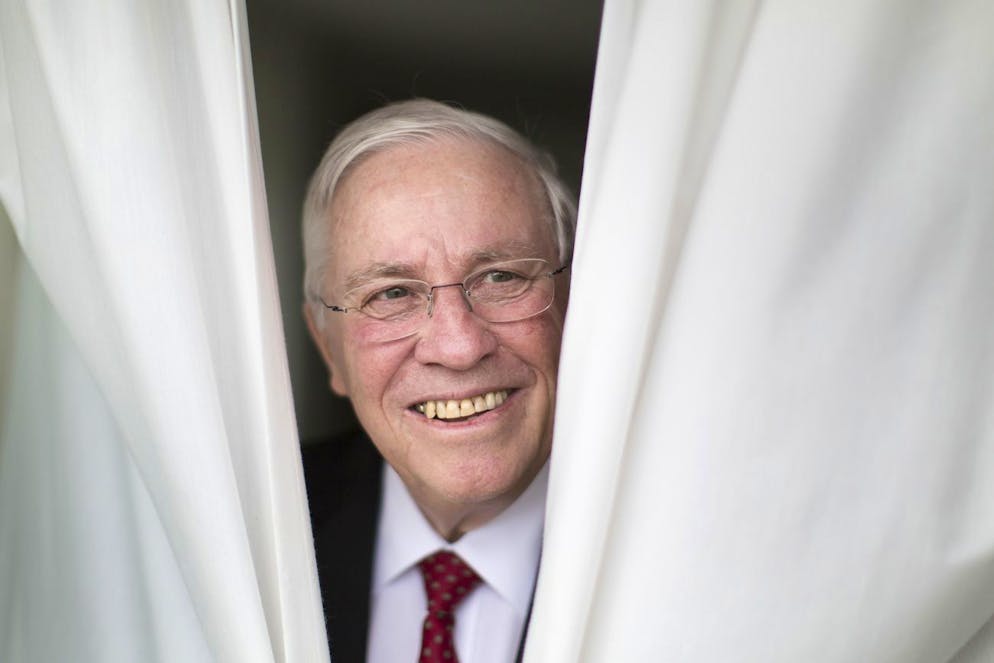 Christoph Blocher posiert hinter einem Vorhang am Freitag, 9. Mai 2014, in seinem Buero in Maennedorf, am Zuerichsee. Blocher tritt per Ende Mai 2014 als Nationalrat zurück. Dies gab der Zuercher SVP-Nationalrat und alt Bundesrat am Freitag, 9. Mai 2014 auf seinem Internetportal ''teleblocher'' bekannt..(KEYSTONE/Gaetan Bally)