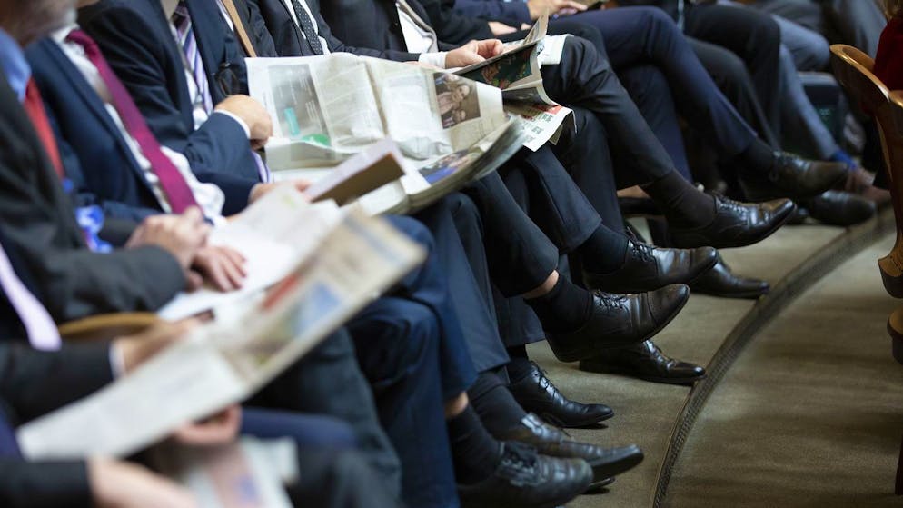 Parlamenarierinnen und Parlamentarier lesen Zeitungen vor den Bundesratswahlen, am Mittwoch, 11. Dezember 2019, in Bern. (KEYSTONE/Peter Klaunzer)