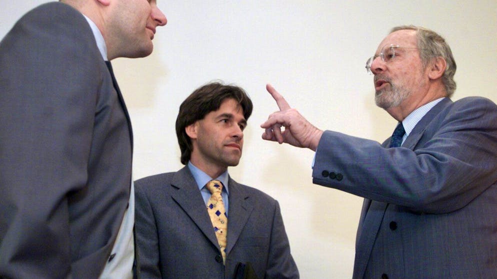 Michel Huissoud (al centro nella foto) è preoccupato per l'aumento delle segnalazioni di abusi nelle indennità per lavoro ridotto per le aziende colpite dalla pandemia