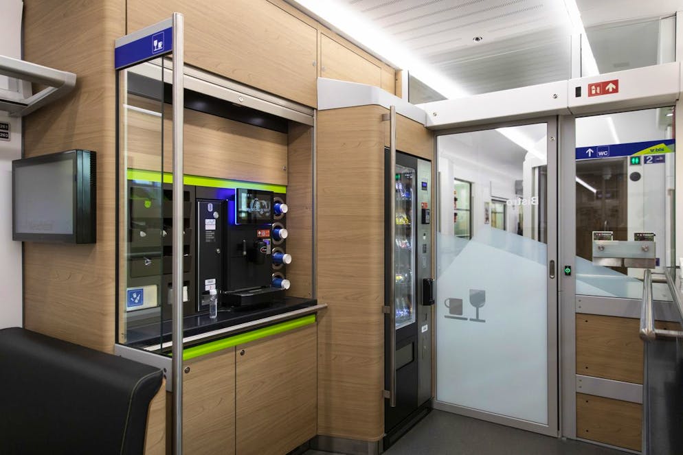 Das Bistro im Zug Mika der BLS, hergestellt von Stadler Rail, am Dienstag, 4. Mai 2021, in Bern. Ab dem 10. Mai 2021 verkehren die ersten der 58 neuen Zuege auf der Strecke Bern - Neuenburg. (KEYSTONE/Peter Klaunzer)