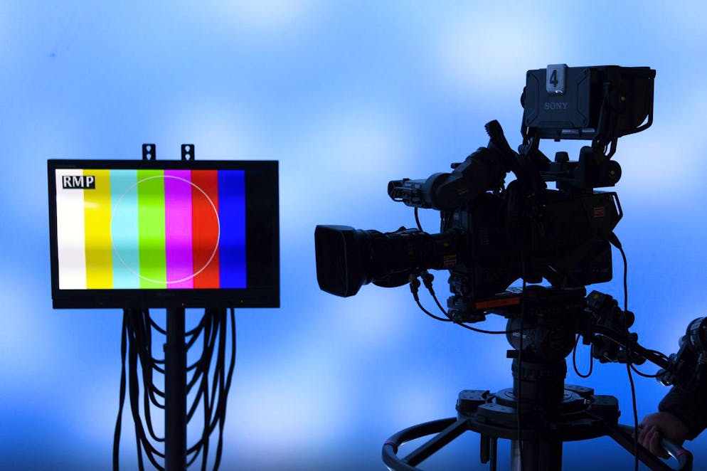 Une camera et une TV photographies sur le plateau de l'emission A Bon Entendeur avant son tournage dans le nouveau studio high tech STIM au siege de la Radio Television Suisse, RTS, photographiee ce lundi 4 decembre 2017 a Geneve. (KEYSTONE/Laurent Gillieron)