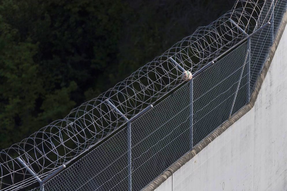 Ein Ball klemmt im Stacheldraht der Justizvollzugsanstalt JVA Thorberg, am Dienstag, 16. Juni 2020 bei Krauchthal BE. (KEYSTONE/Alessandro della Valle)