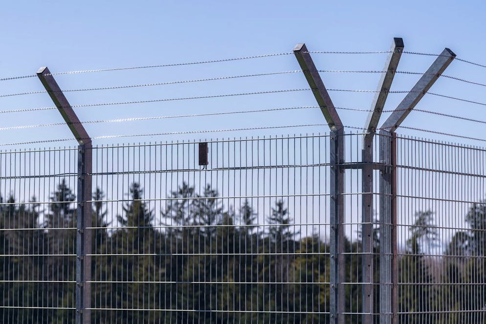 Zaeune saeumen den Erweiterungsbau des Vollzugszentrum Bachtel (VZB), einer kantonalen Institution in der Straffaellige ihre Freiheits- und Ersatzfreiheitsstrafen im offenen Vollzug verbuessen, anlaesslich der Einweihung der Anlage, aufgenommen am Freitag, 23. April 2021 in Hinwil. Die neue Anlage kann 94 Insassen aufnehmen und 50 Mitarbeitende halten den Betrieb aufrecht.(KEYSTONE/Ennio Leanza)